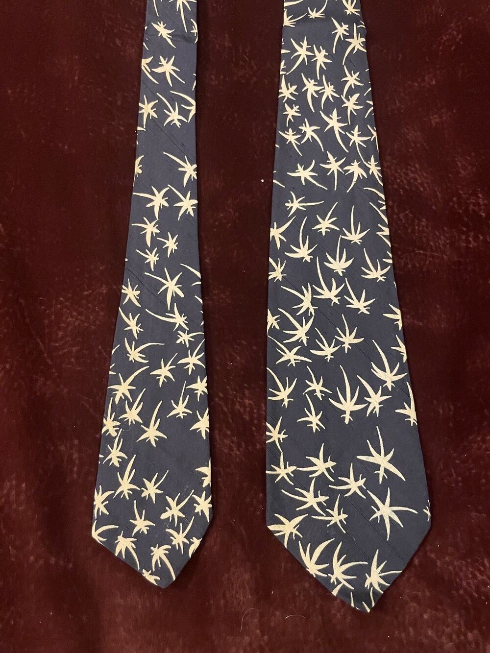 VTG Bloomingdale’s Men’s Store Silk Navy Blue Cream Abstract Geometric Neck Tie